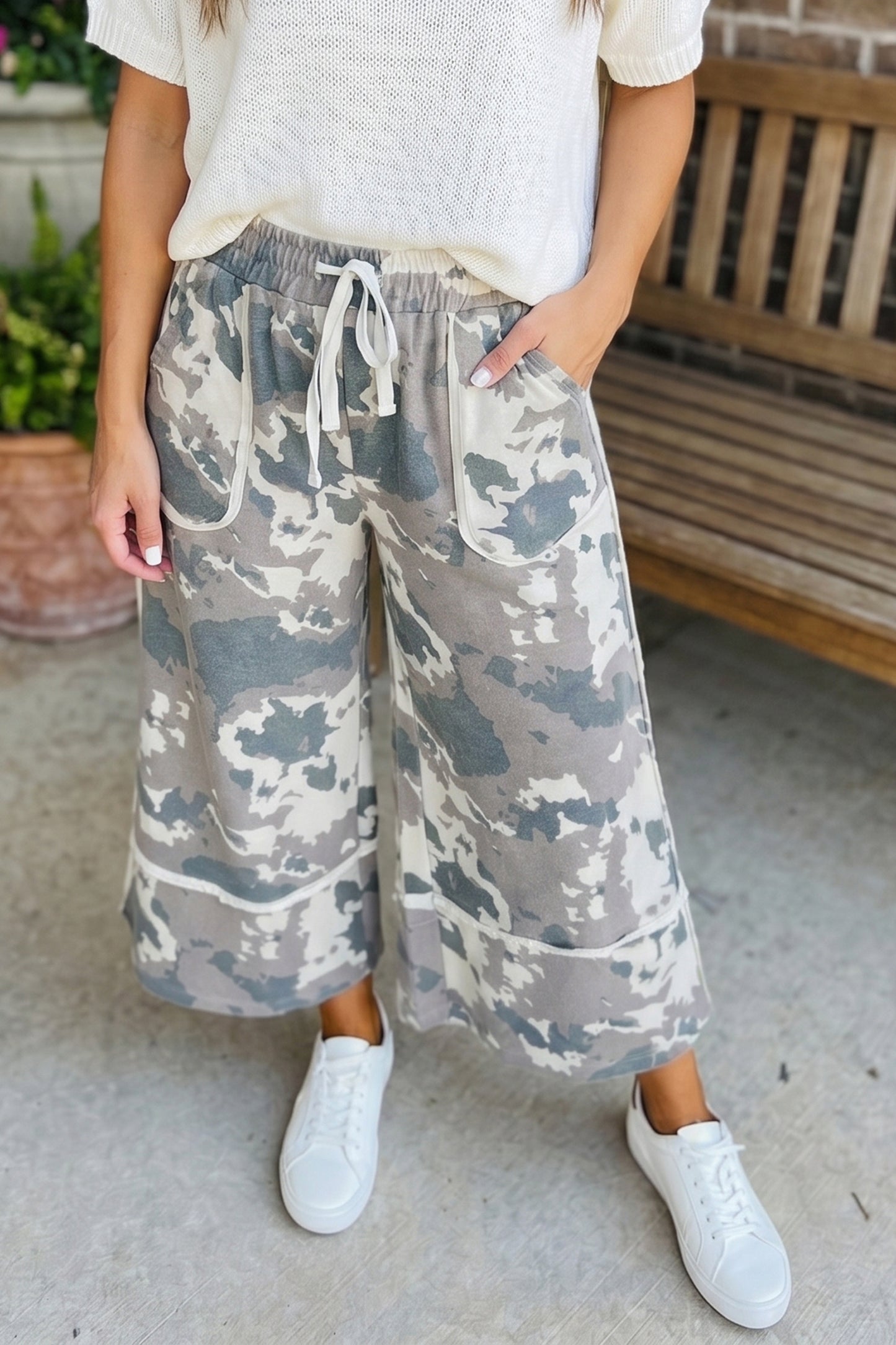 Brown Camouflage Print Contrast Lace-up Raw Edge Pocketed Loose Pants